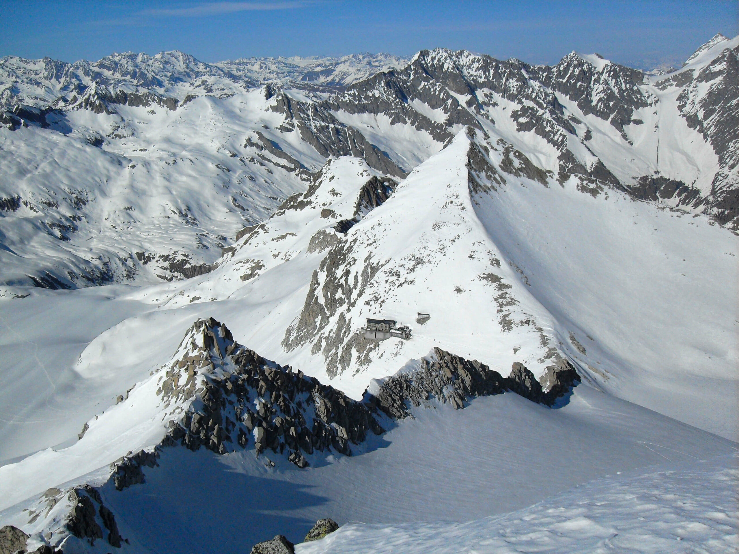 “Ai caduti dell’Adamello” refuge and Cresta Croce